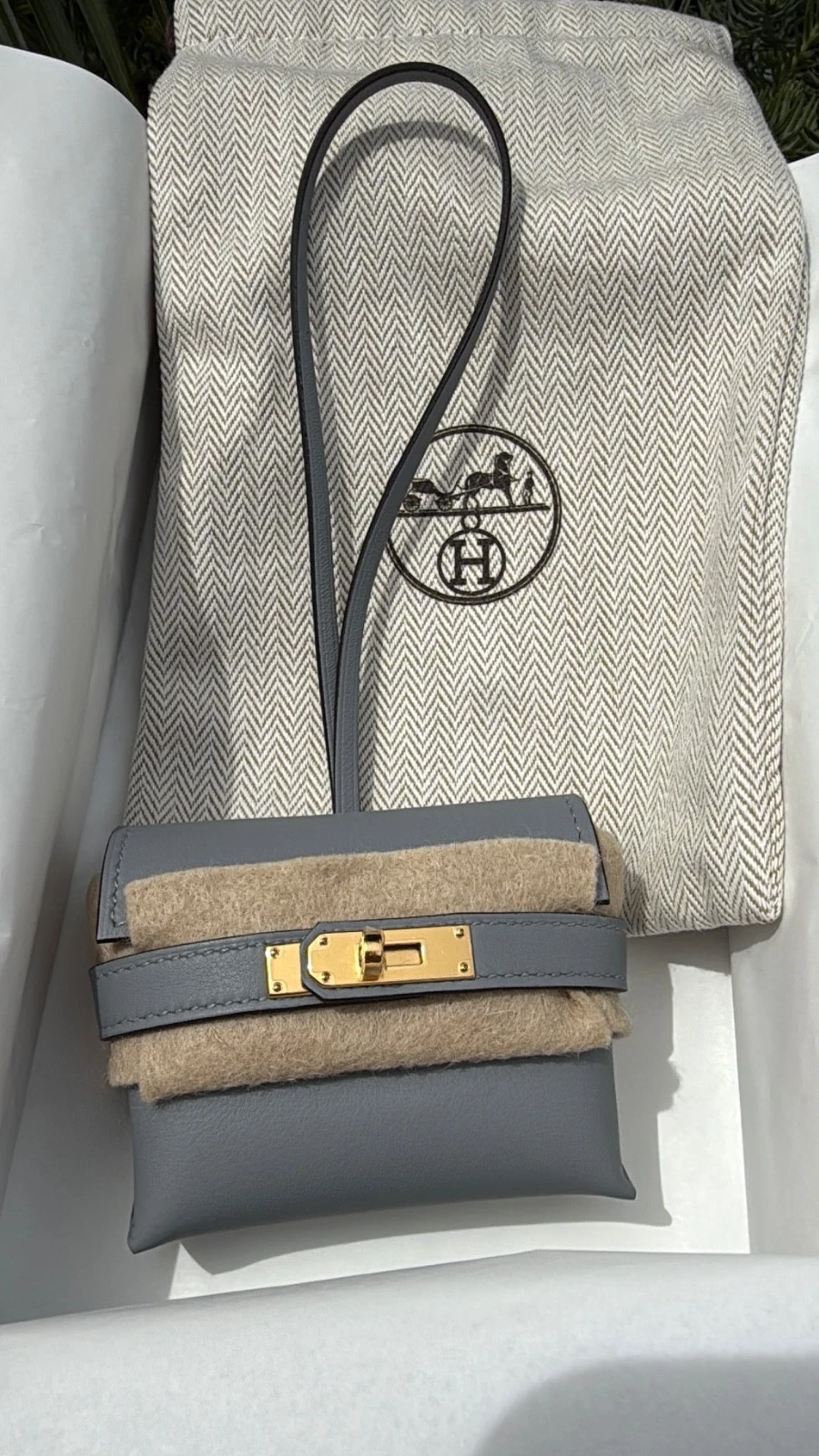 s-l1600-1.webp BNIB Hermes Kelly Festival Charm Gris Pantin Leather Gold Hardware - Image 1